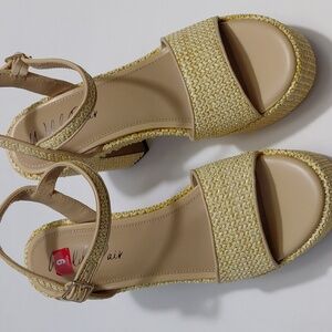 WILD PAIR Women's Vidaa Ankle Strap Tan Platform Sandals - 9M